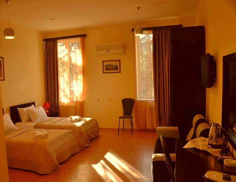 Gold Star Hotel ティビリシ エクステリア 写真